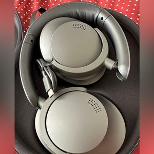 Wireless active noise cancelling headphones-new condition